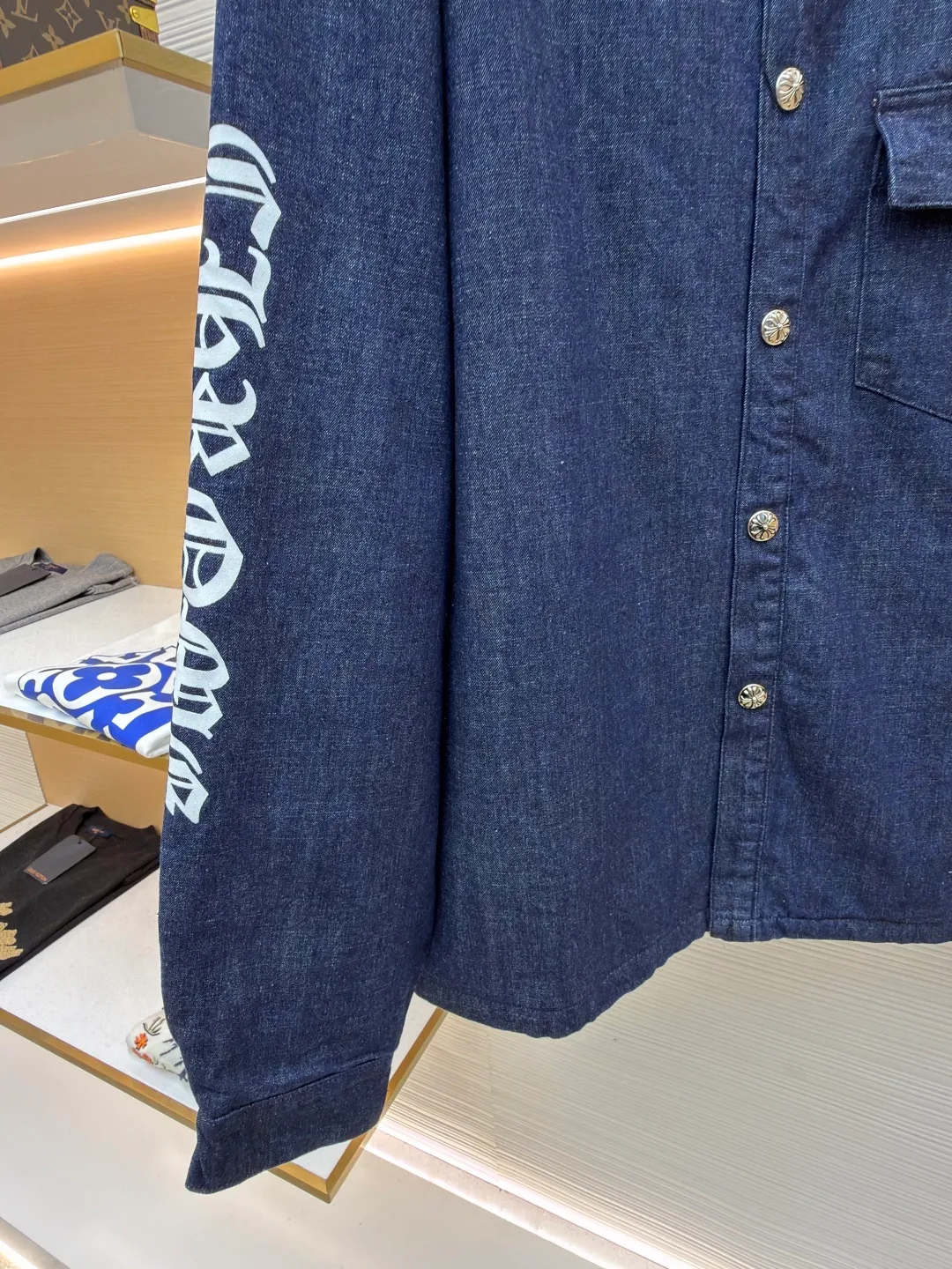 Chrome Hearts Denim Shirt Cotton Clothes ●Item No.: 1682230-C00 ●Fabric: Pure cotton twill denim fabric ●Technology: Glue printing ●Color: Blue ●Version: Fitted version ●Weight: about 930 grams ●Size: S-M-L ●Description: The original domestic stock was purchased for 3.4W. The development cost is extremely high, and the fabric is made of high-density pure cotton twill denim material imported from Italy. According to the original color matching and washing water test, the jacquard lining is tested N times and the minimum order is one thousand meters. The loss is huge. The quilting is made of Xinjiang cotton, which is thick and warm. The printing is based on the original version using hand-made glue printing, and the accessories collar label is made of imported lambskin. The overall wiring is straight and delicate, the fabric is comfortable and soft, and the color is consistent without color difference. It can be matched with the same style to create a fashionable look and control various occasions. Customized accessories, complete with three standards, same style for men and women!